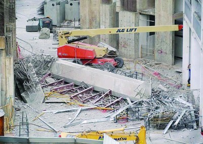 玛格烈通道工地发生混凝土衔接桥坍塌意外。