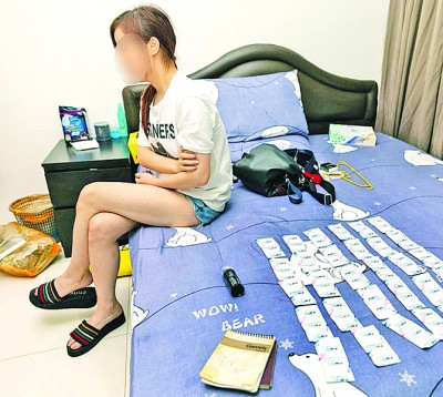 涉嫌卖淫的女郎落网后,被搜出大批避孕套。