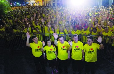王耶宗(前排左起)、周玉清、林冠英、孙意志和黄顺祥于初始走前,以及参与者合影。