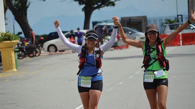 体育超越国界和肤色，2015年参加槟城超级马拉松的84公里环岛项目，与锡克族好友牵手冲线。
