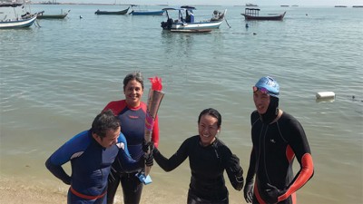 2018年参加马六甲海峡横渡槟威传火炬活动，传达学习游泳的重要性，与市长（左）游抵槟岛终点站。王丽丽表示，大马每年有超过700宗溺水案，让她有感而发学会游水而不是怕水，才是避免意外发生的根本方法。