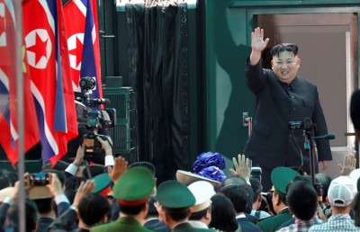 金正恩3月2日从越南启程返回平壤，他在同登火车站登上专列前挥手告别。（法新社照片）