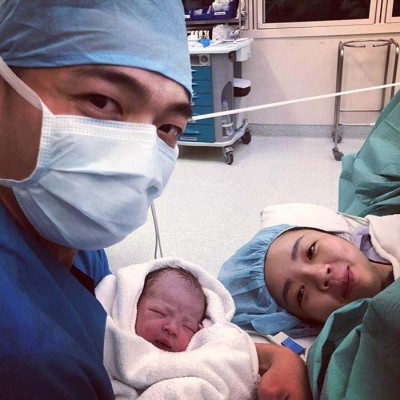 陈蔚强分享与爱妻和新生孩子的合照。