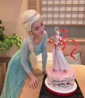 Angelababy生日趴扮成Elsa。