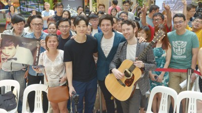 倪安东和音乐团队,包括韩籍导演Fred(左)以及制作人白巧克力(James)开心与歌迷合照。
