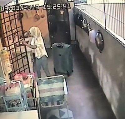 妈趁雇主外出喝喜酒,以雇主家偷窃后得到跑。(获得自脸书)