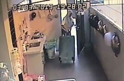 妈拖着装满“战利品”的30寸大行李箱落跑。(获得自脸书)