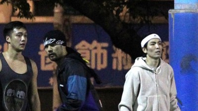 周董（中）和萧敬腾现身公园篮球场。