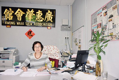 陈素贞在45年间服务5任会长。