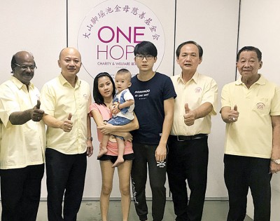 多少伟健以给13天进行心疾手术,理事们表示各地人士也外鼓励。左起顾问拿督斯里阿鲁沙南、蔡瑞豪、妈妈彭美婷、大郑康荣、何永发与洪明福。