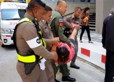 芭葩盼被警员抬走。