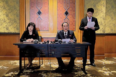 李勇浩(受)跟崔善姬(左)主办记者会。