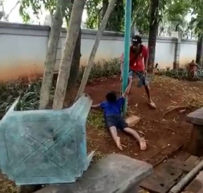 男孩触电后趴在地上,右还捉住电灯柱,1何谓男子试图用布和树枝松开男孩握住灯柱的右。