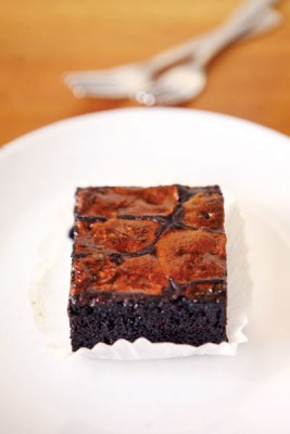 Brownie + Stout  Marshmallow（RM12）--上层烤至完全融化的黑啤口味棉花糖口感微甜焦脆，与下层口感湿润且不过甜的布朗尼蛋糕体堪称绝配。