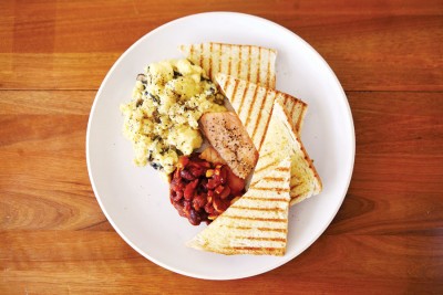 The Breakkie（from RM20）--看似平平无奇的早餐组合，亮点在于不用现成罐头、坚持自制的焗豆。使用红腰豆和利马豆烹调，口味偏酸，让人每一口都能吃到来自各种食材与调味的天然美味。