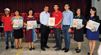 孙意志移交赞助报章予学校代表,左2起廖秀凤、覃秋璇校长、右1起黄雪仪及叶蕙钧校长接领,李建苇赠送感谢状予孙意志,方典祥(左1)及邝志祥(右3)陪同。