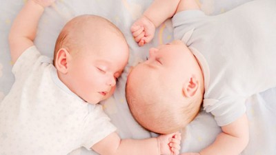 澳洲一个孕妇诞下半同卵双胞胎。 