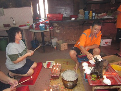 集祝引导一名女性进行膜拜虎爷仪式。