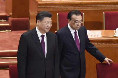 习近平（左）与李克强一同进场。（法新社照片）