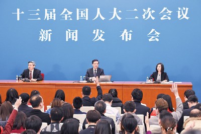 人大会议举行首场新闻发布会，大会新闻发言人张业遂（中）回答媒体提问。