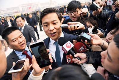 超级富豪云集两会，图为百度董事长、全国政协委员李彦宏受到记者追访。