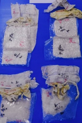 警方在记者会出示搜到的冰毒。