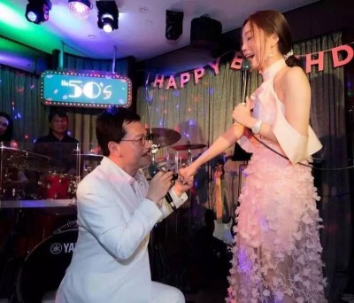 黄玉郎前年向嫩女友求婚成功,今年情人节完婚。