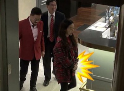 黄玉郎和新婚妻日前出席友人婚宴,老婆以大衣、围巾遮肚。