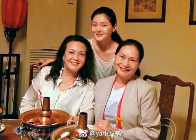 张兰（左）、S妈（右）及大S间关系微妙，大S跟强势家婆相处下了不少工夫，吃素的她为怀孕还破戒吃肉。