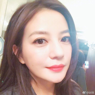 完妆的赵薇漂亮清纯。