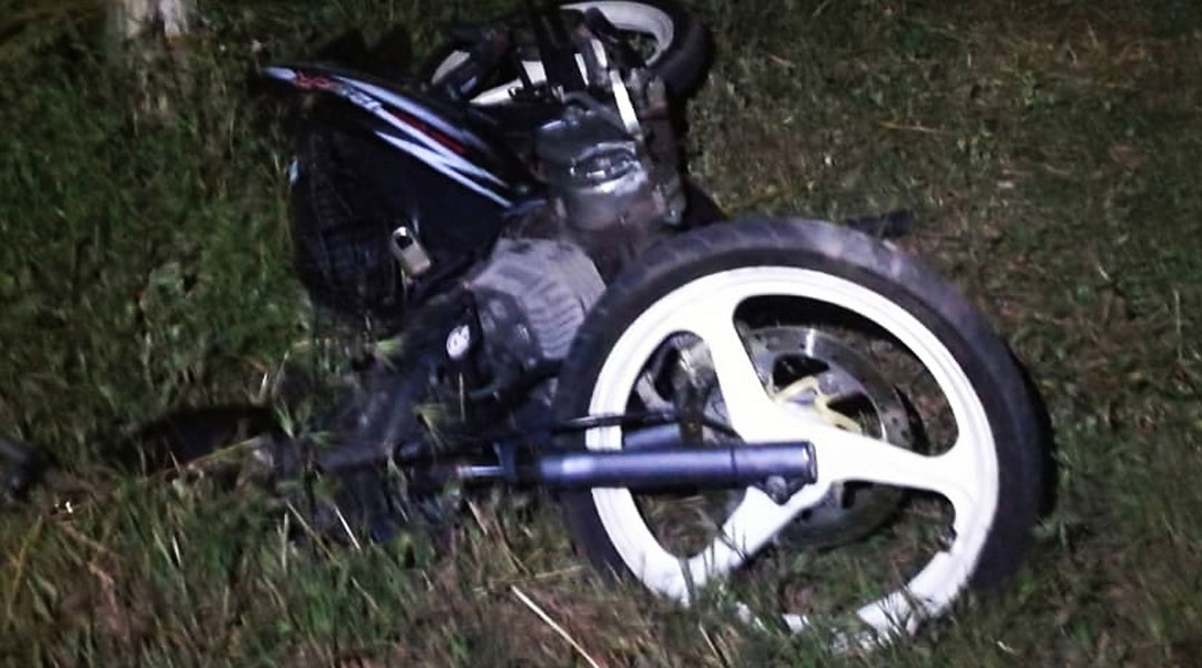 15岁死者所骑的摩托车毁不成形。