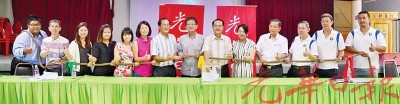 工委会成员为拔河赛进行抽签仪式。