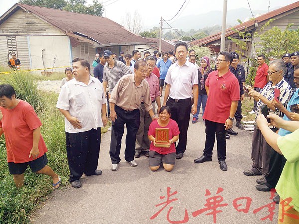 村民跪求地主莫拆除他们的家园。