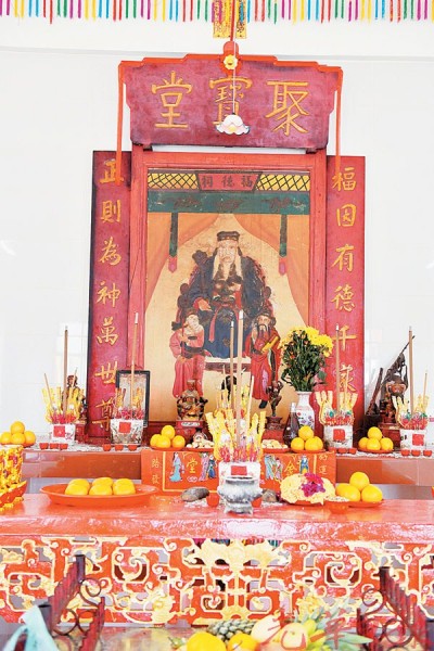 多年来都在倒粪工友宿舍中接受善信供奉享受的大伯公,现在终于拥有完整的庙宇。