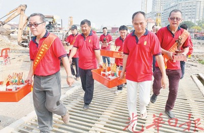 理事会们从潮兴公司原址中的神明金身奉移至新庙宇。