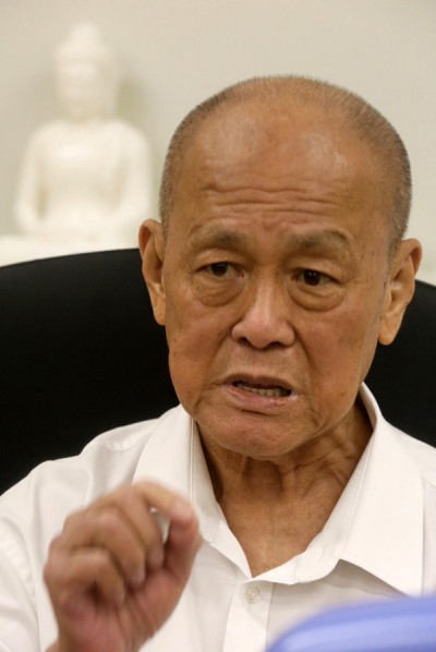 居士林林长李木源火化后,骨灰出现数不清的舍利子。