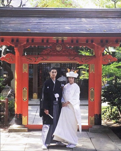 日前与东出昌大在东京爱宕神社举行日本传统婚礼。
