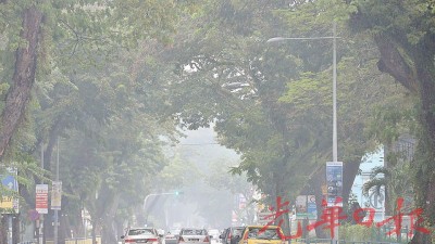 尽管星期一凌晨一场大雨也赶不走烟霾,上班族必须在白茫茫一片的空气中上班去。