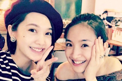 杨丞琳和林依晨相约下午茶。