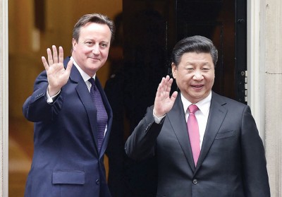 习近平(右)与卡麦隆(左)于举行会谈前,在首相府前合照。(法新社照片)