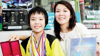 吴堇溦2011年获得槟州体育特别奖时与母亲骆美心合照。