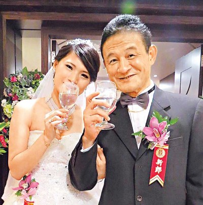 曾拿下金钟迷你剧集影帝的演员陈慕义(右),前年刚迎娶嫩妻赖谨芳。