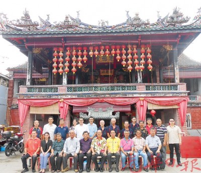 “第8届马来西亚大伯公节庆典”委员会代表访问槟城宝福社。前排左4起:陈来福、张如云、郑春伟及杨文吉。