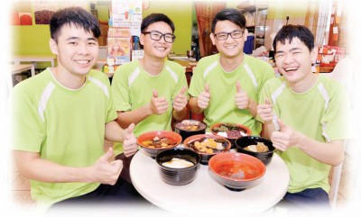 左起杨盛康、杨盛霖、杨盛隆和杨盛荣,兄弟们齐心协力一同开创属于杨家的甜品店。