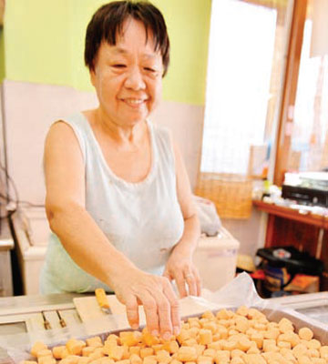 制作芋圆不简单,一切都要靠手工完成,少点功夫都不行。