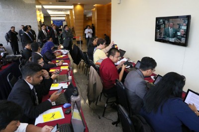 媒体在国会走廊守着电视机前,掌握议会厅的议会情况。