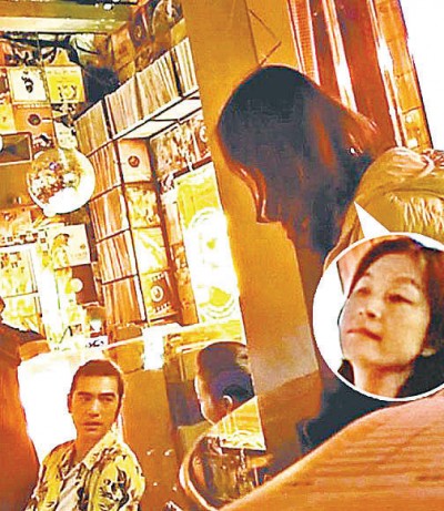 姚宜君比金城武年长8年，年约50，两人十几年来一直合作无间。