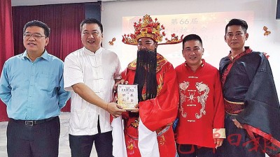 吴俊强（左二）代表赠送牌匾予受封PJK的校友会总务王全洲（左三，扮财神爷），由黄汉伟（左一起）、陈来庭及陈源庆陪同。