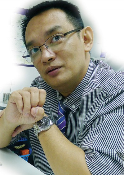 耳鼻喉颈专科医生李万来指出,声音沙哑是音声障碍的概括性俗称。一般上,通常优先考虑非手术治疗法,并非坊间传闻非进行手术不可。