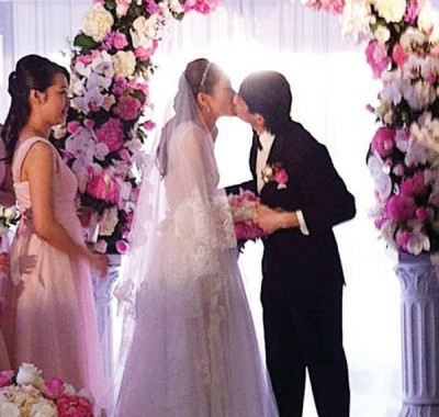 Jeremy突然向老婆钟嘉欣索吻,还热情吻到头都歪了。